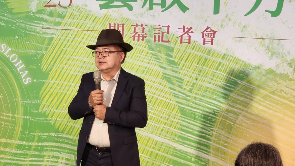 ▲臺灣工藝之家協會理事長謝嘉亨認為這次工藝家作品質量兼俱，邁向一個新的工藝發展境界。（記者 辛澎祥/攝）