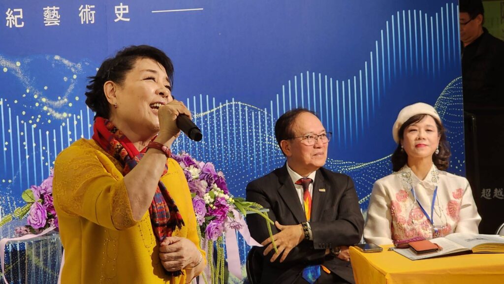 ▲聲樂家簡文秀現場高歌吟場,為現場增加了歡樂的氣氛。(記者 辛澎祥/攝)