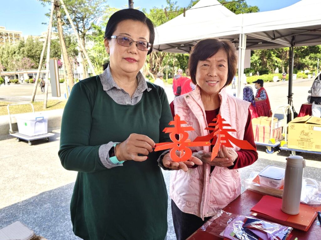 李聖心(左)及陳秀琴兩位老師，現場熱心教導民眾剪紙DIY。（記者 陳安婷/攝）