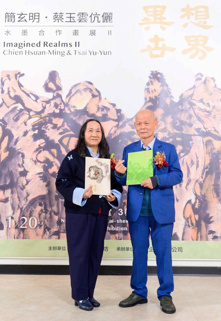 ▲簡玄明（右）與蔡玉雲伉儷水墨合作畫展，兩次展覽的作品展出，都帶來極大的好評。（記者 辛澎祥/攝）