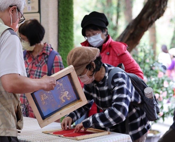 2025年台北茶花展紅包拓印體驗。（圖/台北市公園處提供）