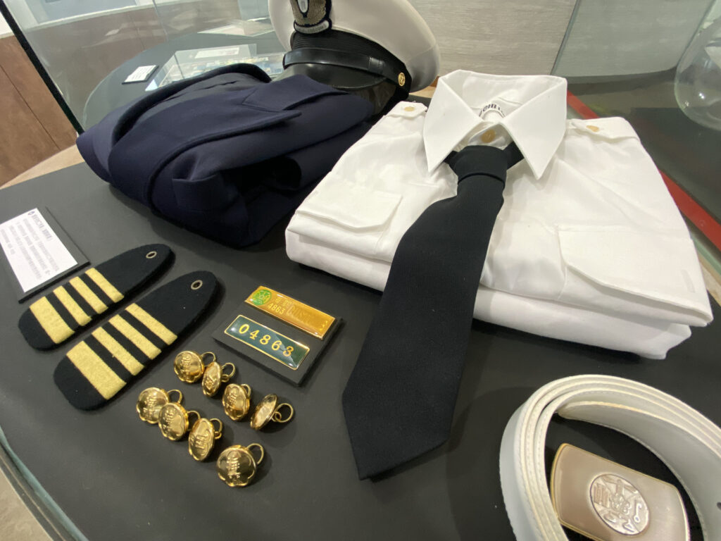 ▲港務局制服佩件物品也是展出的重點。（圖/交通部港務局 提供）