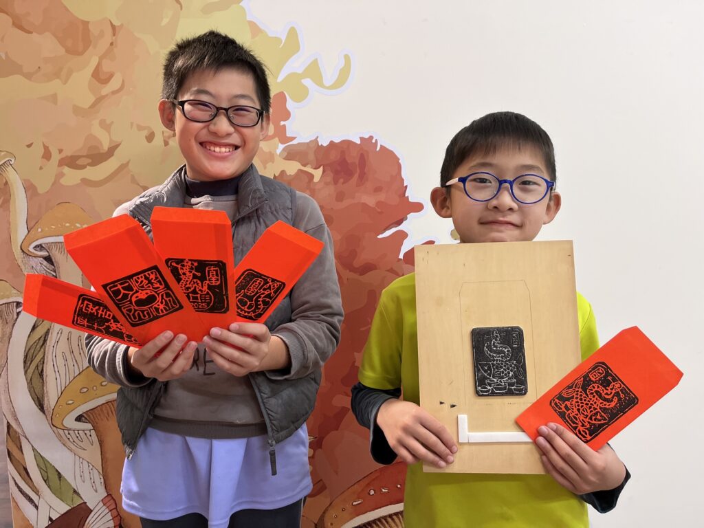 港區藝術中心新春揮毫活動有提供紅包袋圖樣拓印。（圖/臺中市政府文化局提供）
