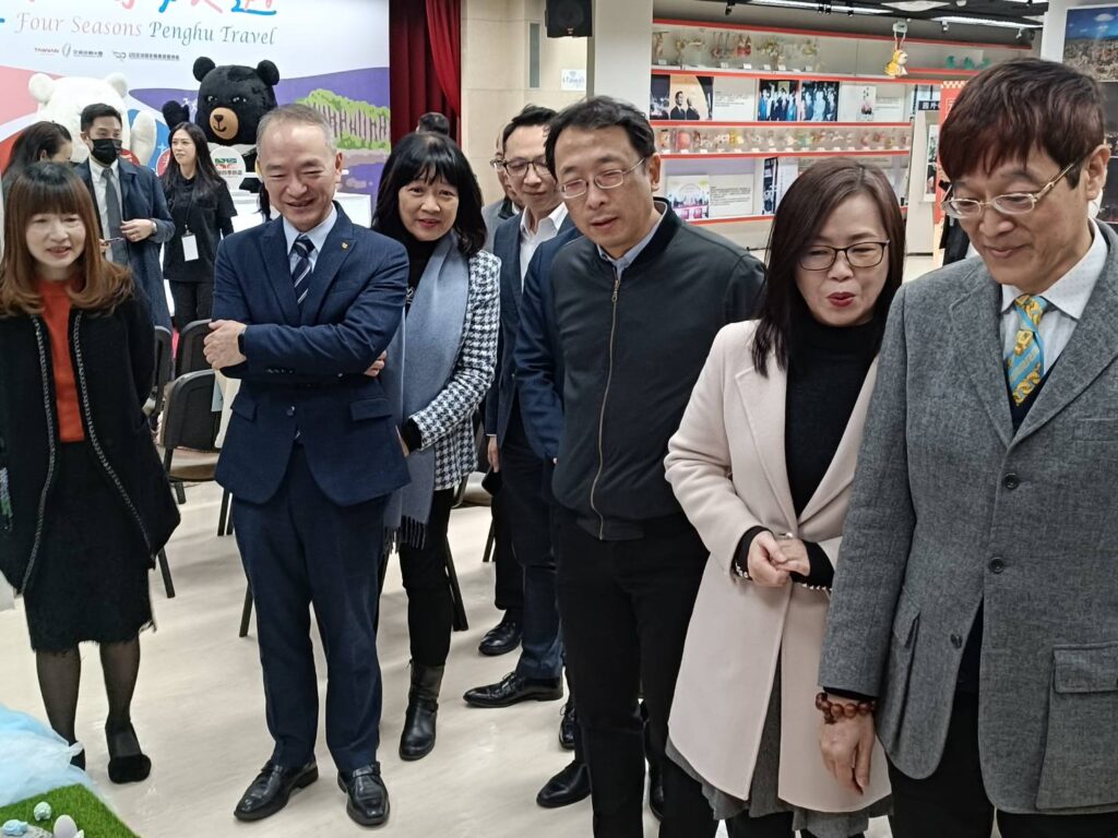 ▲與會貴賓在現場溜覽澎湖知名的旅遊周邊文創商品,顯得趣味盎然。(記者 辛澎祥/攝)