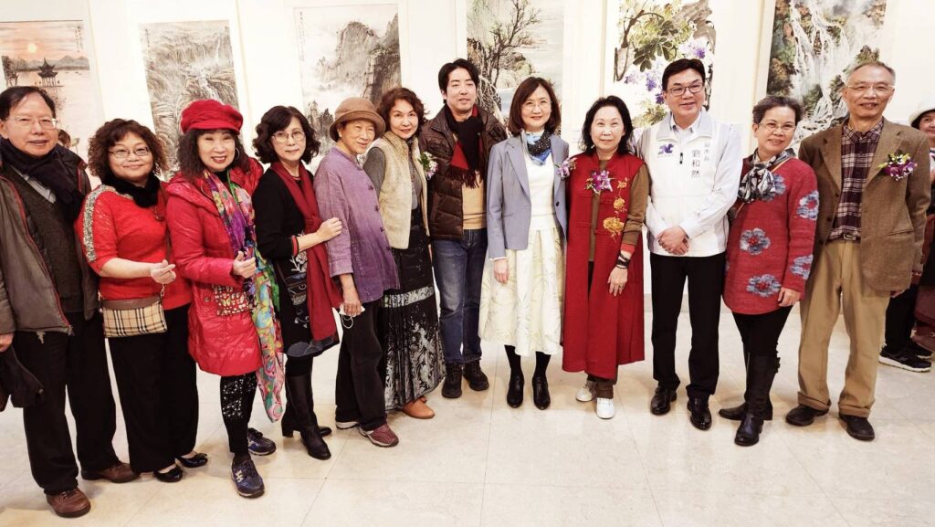 ▲多位知名書畫家齊聚一堂與出席開幕式貴賓合影留念。（記者 辛澎祥/攝）