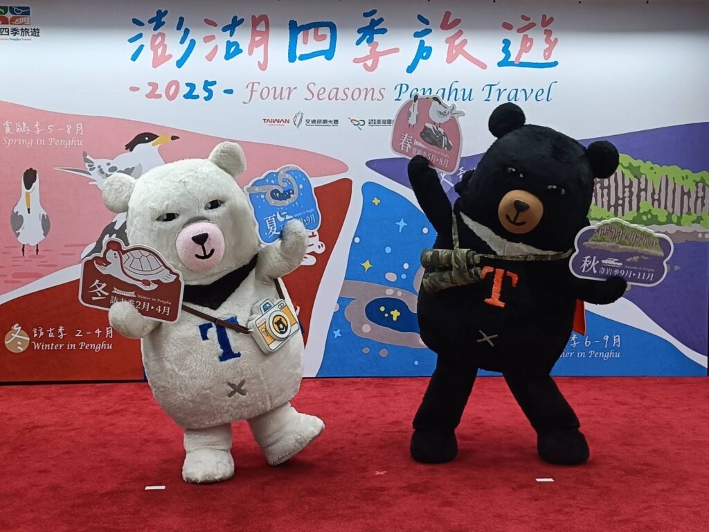▲喔熊(右)與嗨熊的熱鬧出場,帶動了現場歡樂的氣氛。(記者 辛澎祥/攝)