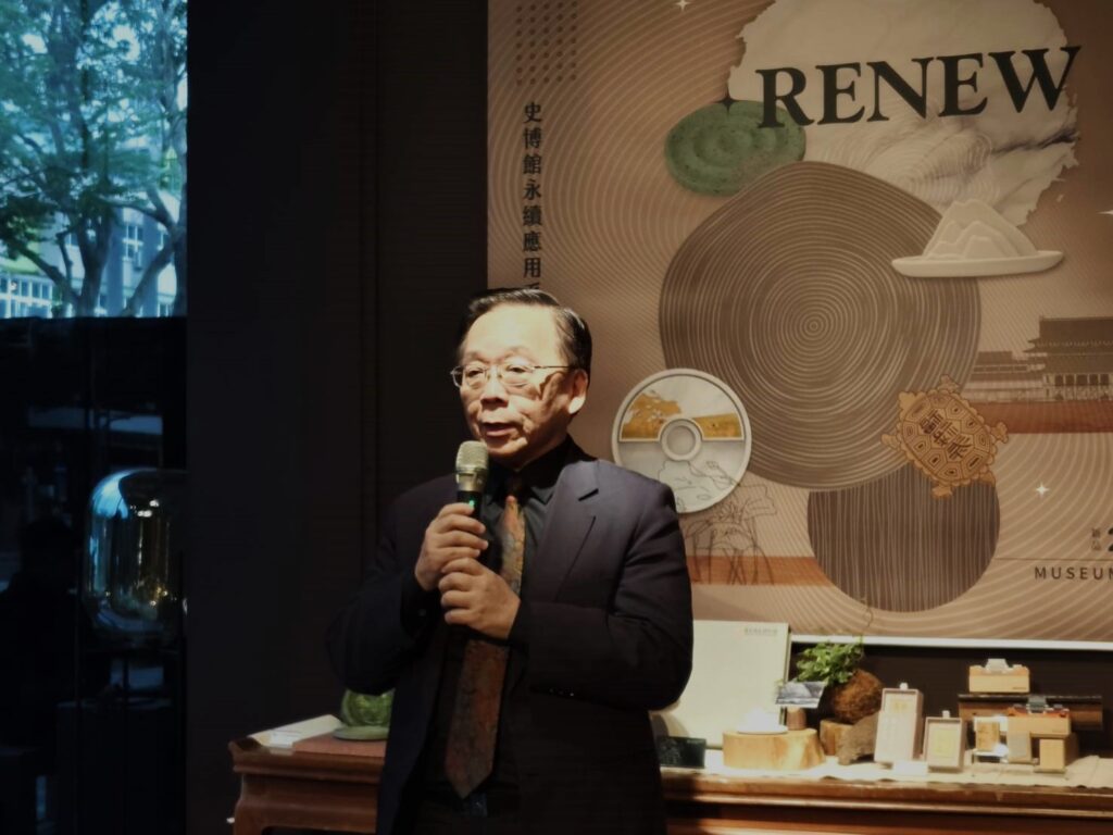 國立歷史博物館館長洪世佑說明博物館透過文創實踐永續環保理念。（記者 陳安婷/攝）