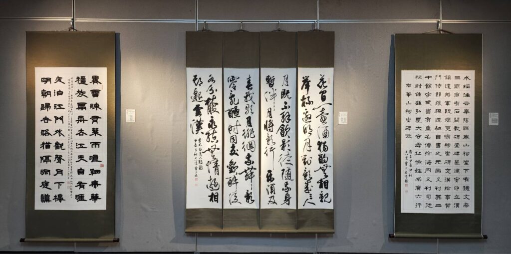 不同書體的交錯展示,在浩瀚書藝世界找到生命的定位,使作品在字裡行間與觀者產生互動交心的情愫。(記者 辛澎祥/攝)