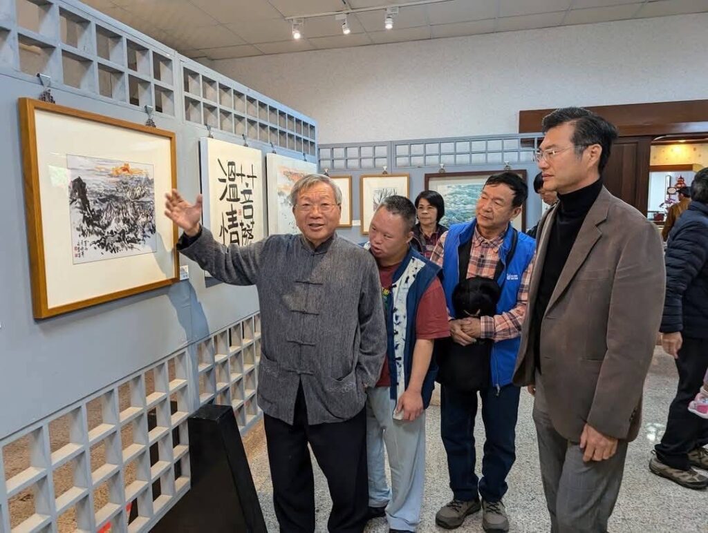 ▲林永發教授（左）與林冠廷在開幕式上為出席貴賓進行作品導覽。（圖/林永發 提供）
