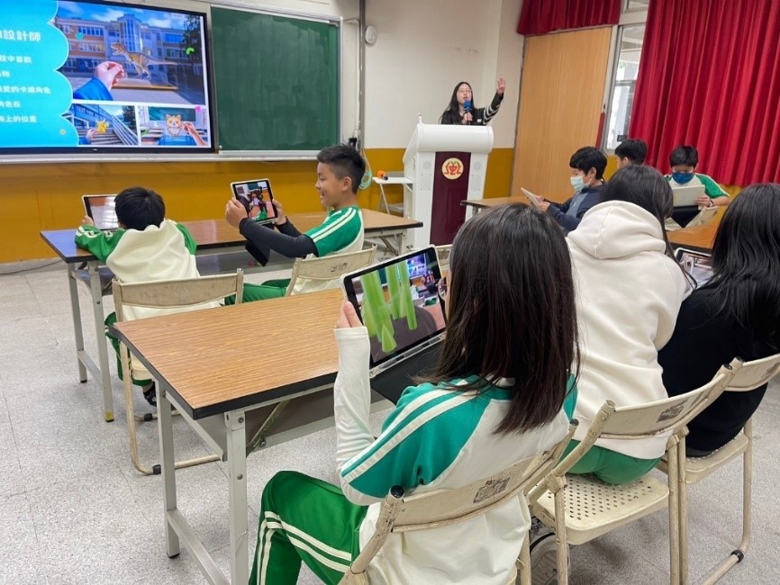 由藝術家及其團隊帶領小朋友認識AR(擴增實境)藝術。(圖/文化局提供)