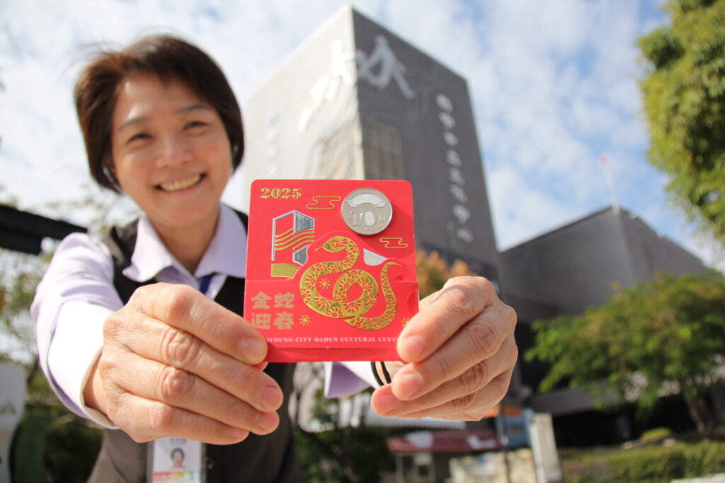 大墩文化中心春節初四初五上午9時起免費發放限定版新春小福袋。（圖/文化局提供）