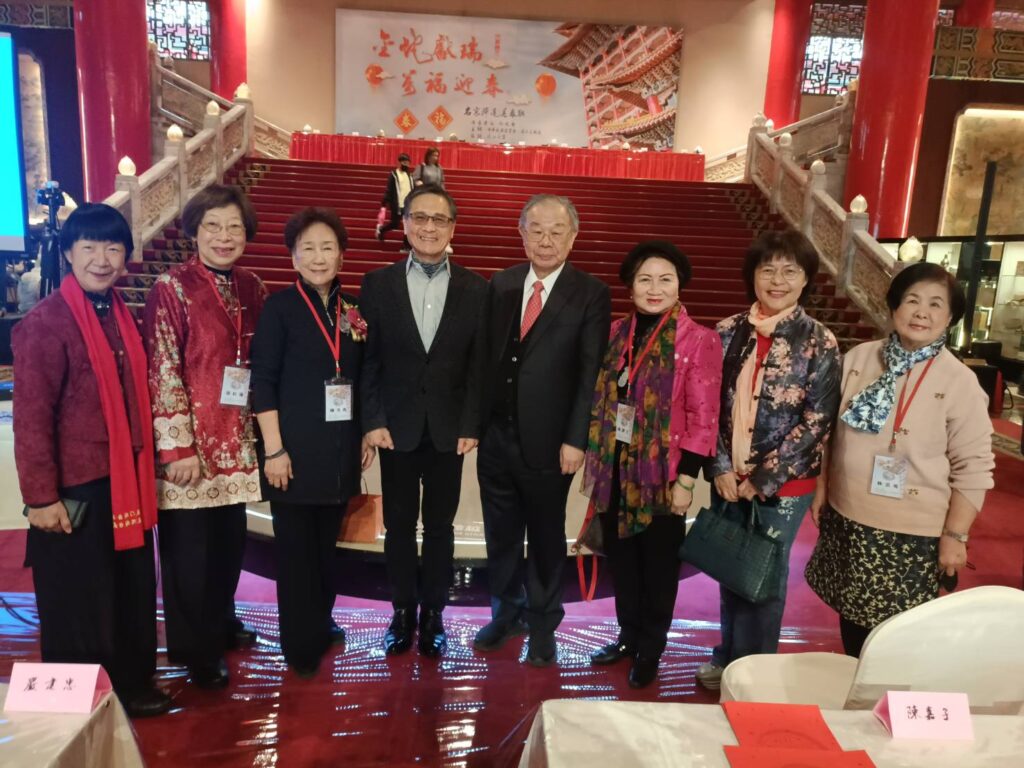 ▲中華書學會會長張炳煌教授(右四)與多位女書法家在會場合影留念。(記者 辛澎祥/攝)