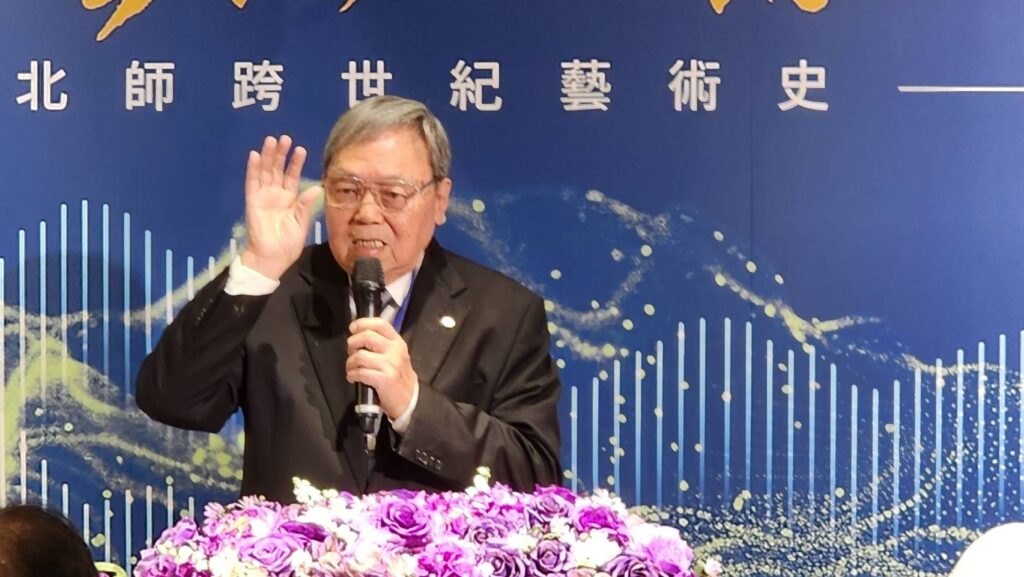 ▲知名油畫家吳隆榮在開幕式上侃侃而談他在北教大的求學與創作的過程,內容溫馨感人。(記者 辛澎祥/攝)