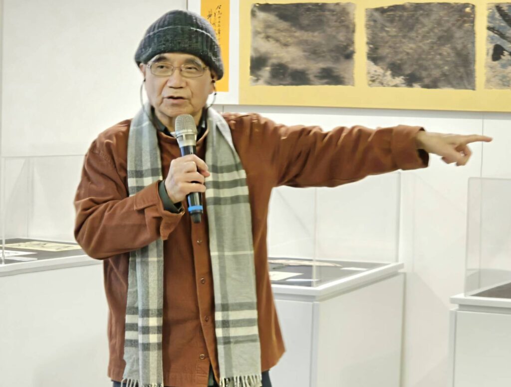 ▲書法家施春茂教授侃侃而談他在法國個展與臺法文化交流的趣事，中華傳統文化的推廣與創新受到正面評價。（記者 辛澎祥/攝）