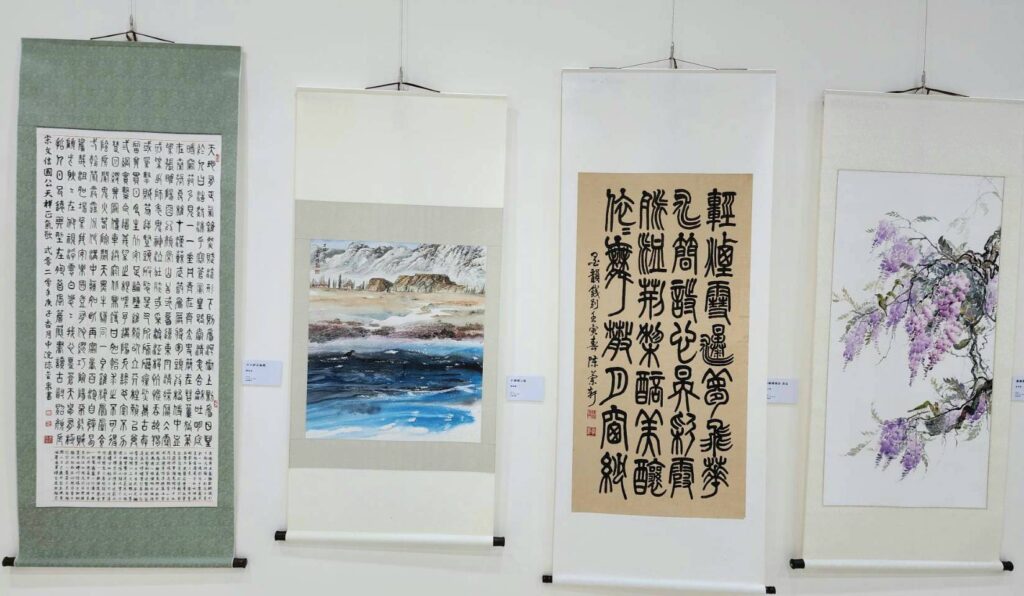 ▲書與畫的同源交融展出，有著心境提昇的視覺感，精緻多彩的作品展出，帶給觀者無限開闊的驚豔。（記者 辛澎祥/攝）