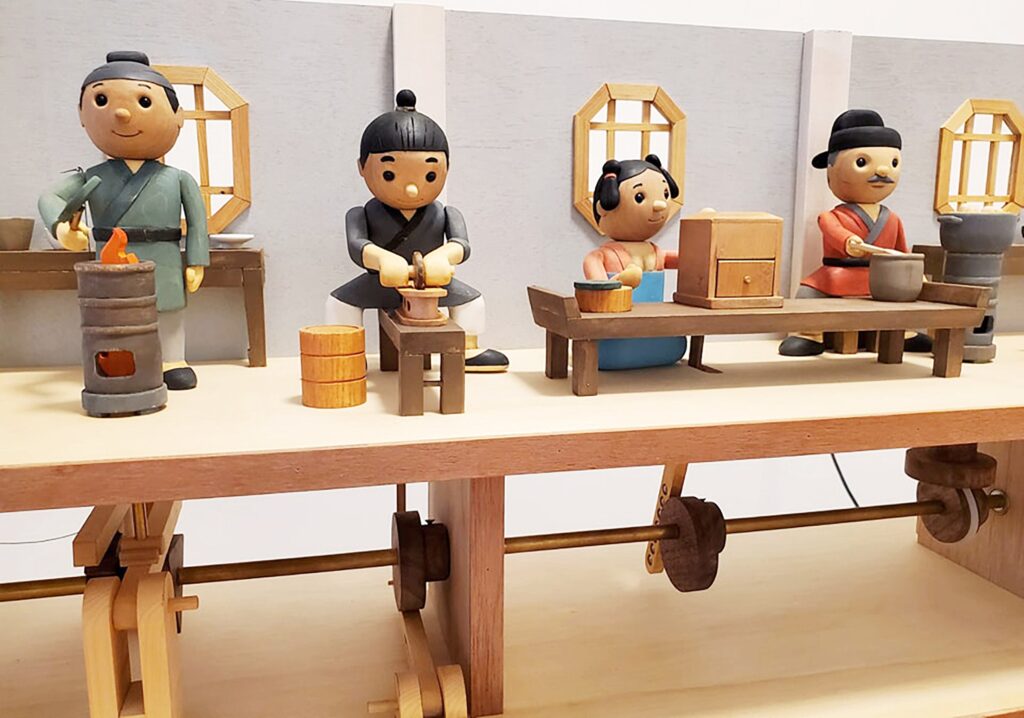 「器－天地人之器特展」有按下開關就會動起來演示歷代泡茶流程的小木偶。（圖/茶博館提供）