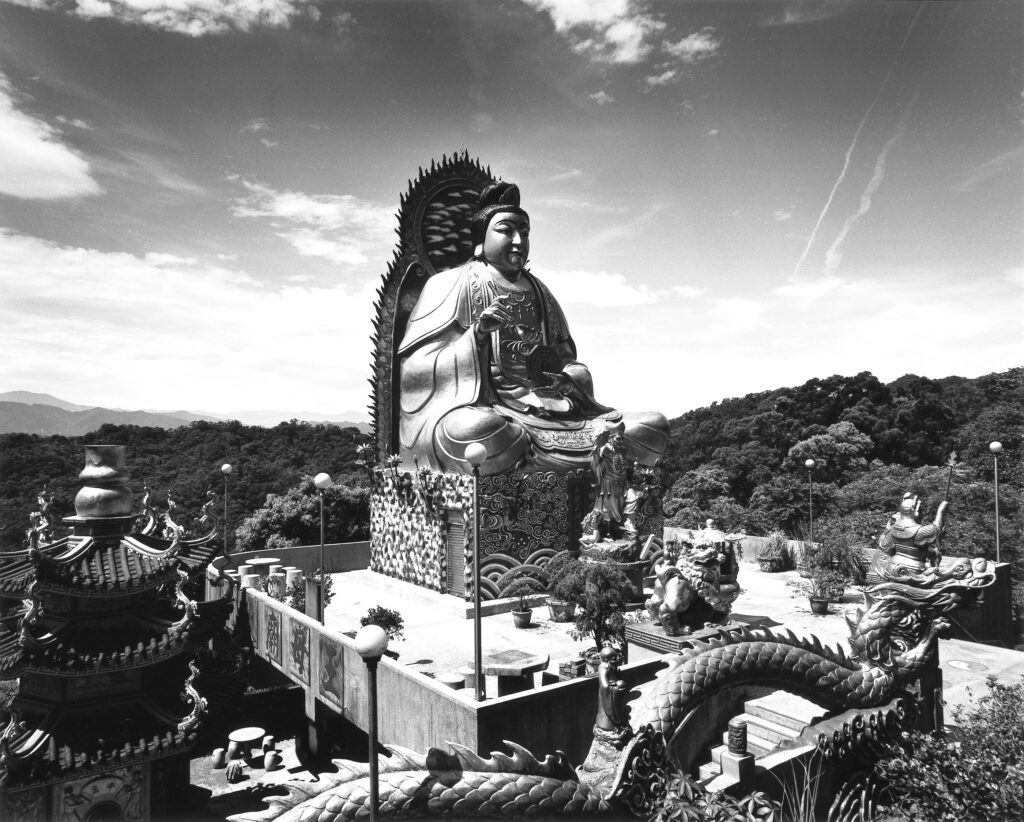 姚瑞中《巨神連線》，黑白影像記錄了臺灣各地廟宇的巨大神像，揭示出信仰背後的人類欲望，讓觀者從雕像的違和感中重新審視「神」的象徵性。（圖/國家攝影文化中心提供）