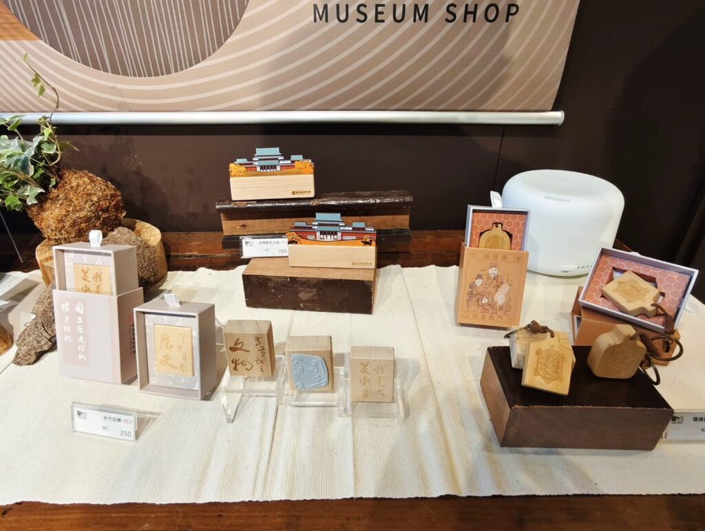 RENEW—史博館永續應用系列商品，傳統木工藝作品華麗變身的文青小物。（記者 陳安婷/攝）