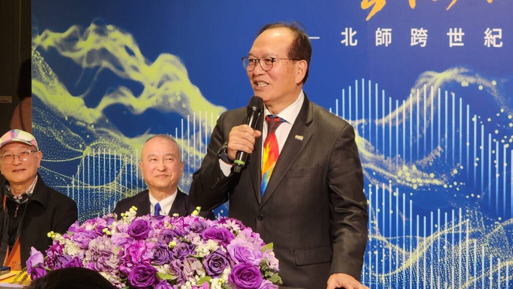 ▲國立臺北教育大學校友總會理事長蔡松棋,致詞時表達對藝術史冊的出版與校友藝術軌跡的展示,極具正面意義。(記者 辛澎祥/攝)