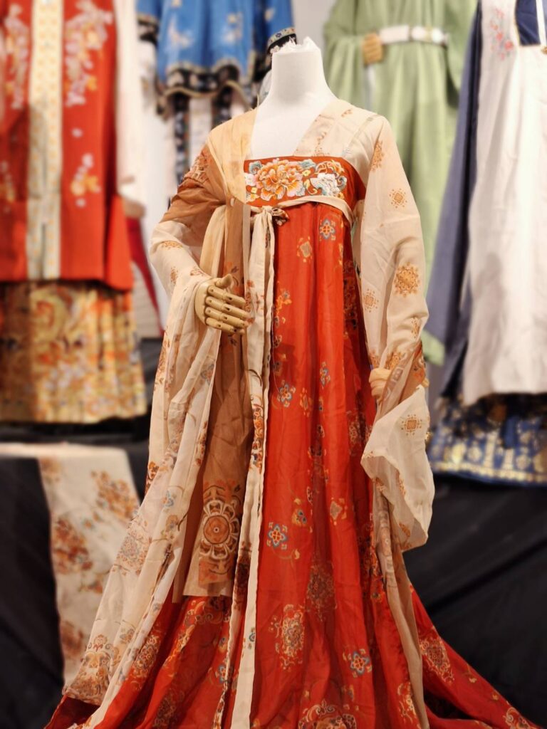 臺灣民俗文物館「百里挑衣-傳統服飾展」，感受傳統服飾的華麗與文化之美。（圖/文化局提供）