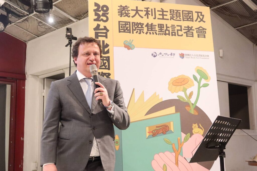▲書展主題國義大利駐台代表龍博文，說明這次義大利提供書冊的內容與活動設計走向。（記者 辛澎祥/攝）