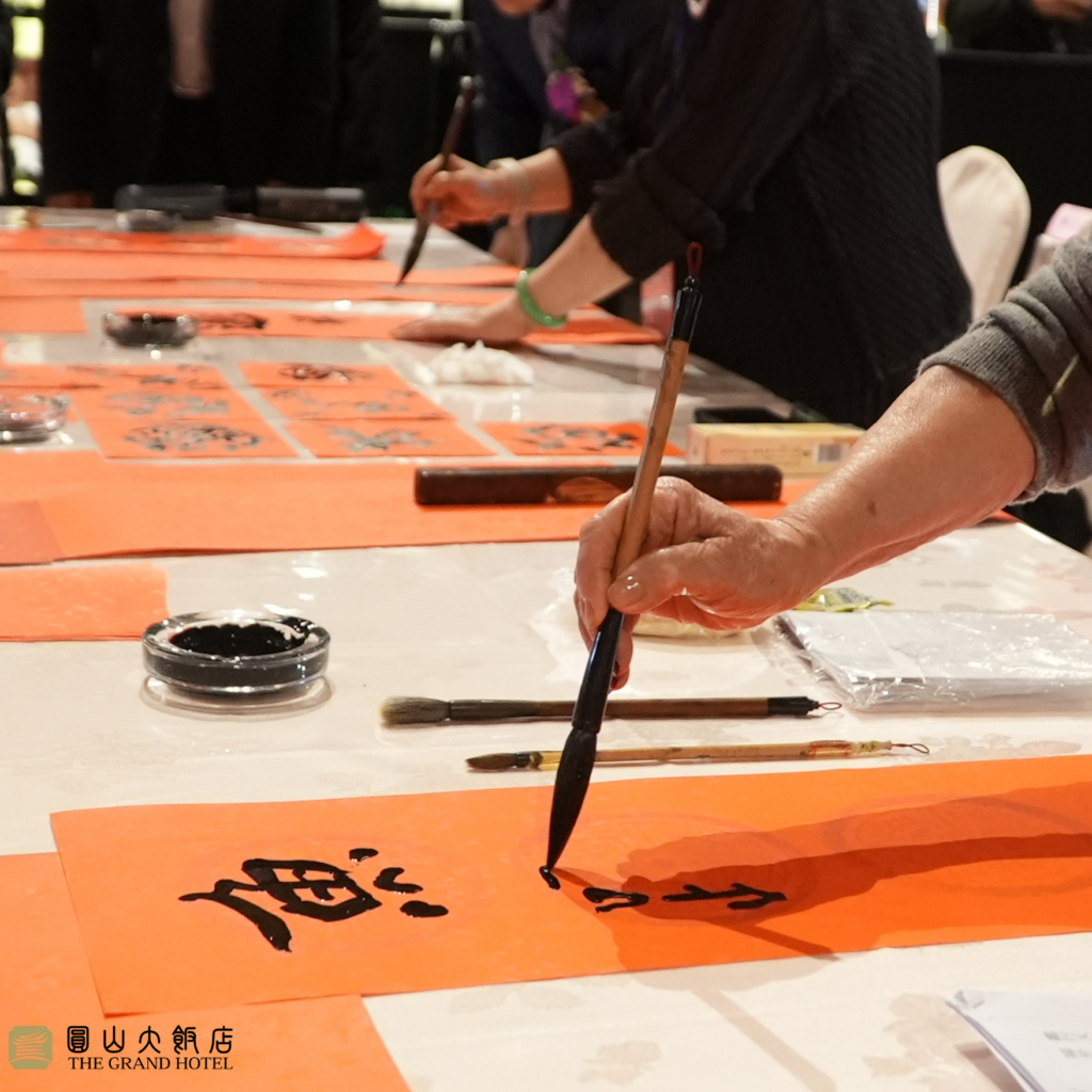 ▲多位書法家專注投入寫春聯活動。(圖/圓山大飯店 提供)