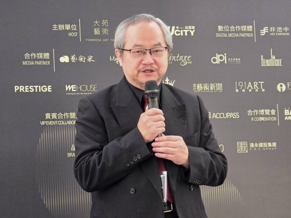 ▲大苑藝術負責人也是藝術未來博覽會策畫總監的張學孔，說明今年展覽的內容與特色。（記者 辛澎祥/攝）