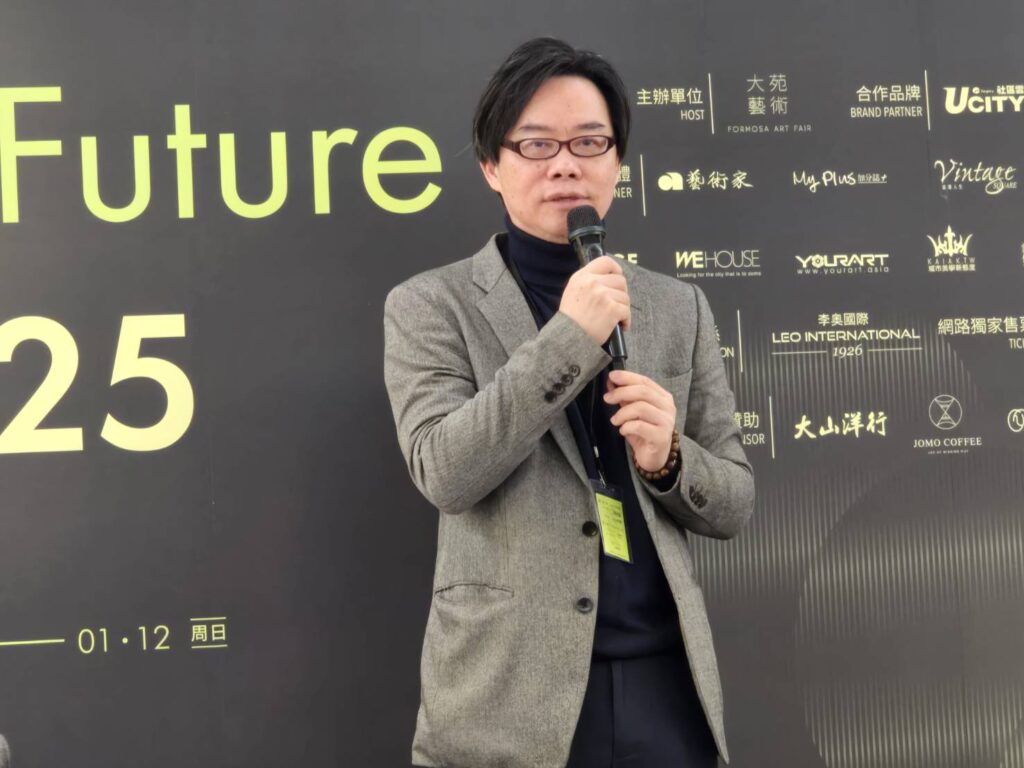 ▲師大美術系教授白適銘說明了今年展覽活動的產業整合效益，將鼓勵新秀藝術家的投入。（記者 辛澎祥/攝）