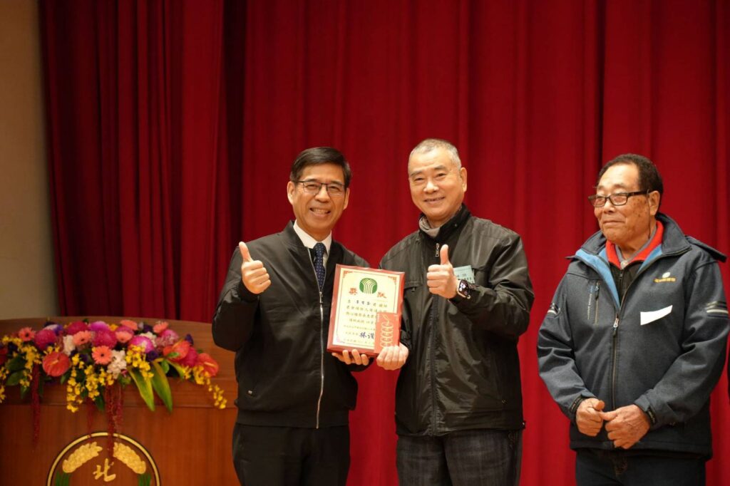 ▲新北市政府副秘書長柯慶忠(左)頒獎表揚李有奎理事長(中),備受肯定。(圖/新北市農業局 提供)