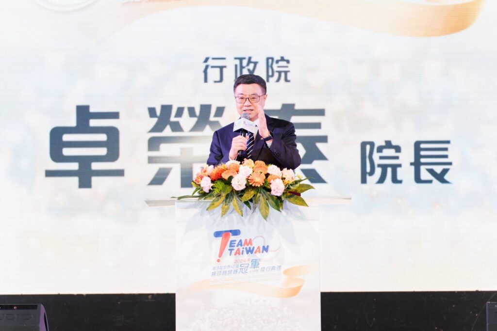 ▲行政院長卓榮泰肯定獲得世界12強冠軍的臺灣隊，藉發行紀念郵票彰顯臺灣之光。（圖/中華郵政 提供）