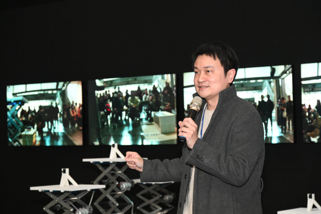 「烏托邦的倫理機器」展覽開幕式，藝術家王連晟致詞。（圖/國美館提供）