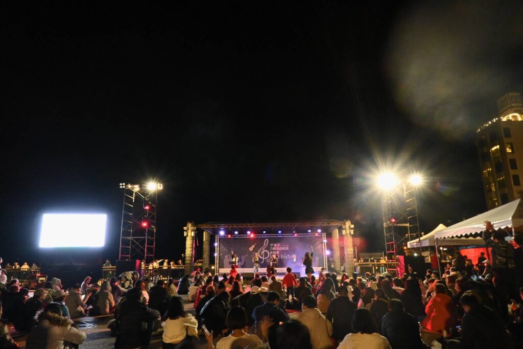 ▲跨年音樂會在伊達邵碼頭熱鬧登場，吸引了眾多民眾與遊客前往參與活動盛況。（圖/力麗溫德姆溫泉酒店 提供）