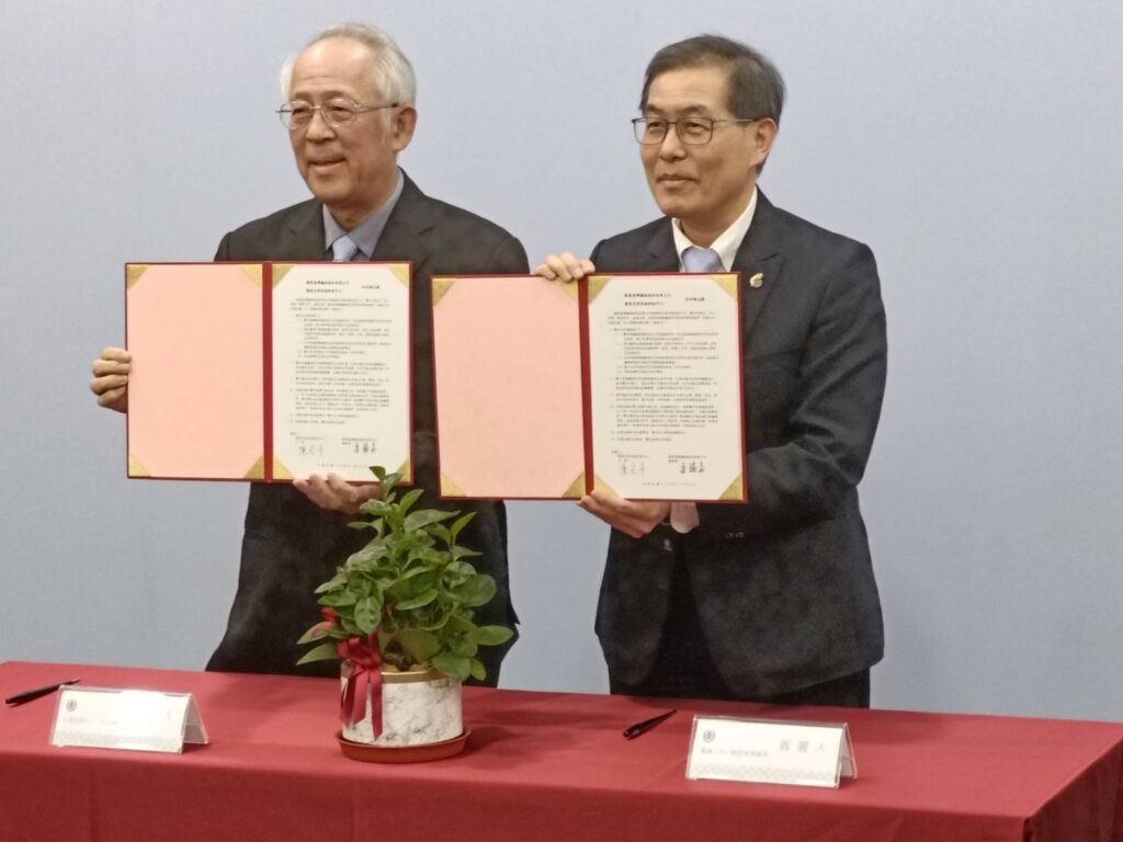 ▲臺鐵公司總經理馮輝昇（右）與國家災害防救科技中心主任陳宏宇簽署合作意向書。（記者 辛澎祥/攝）