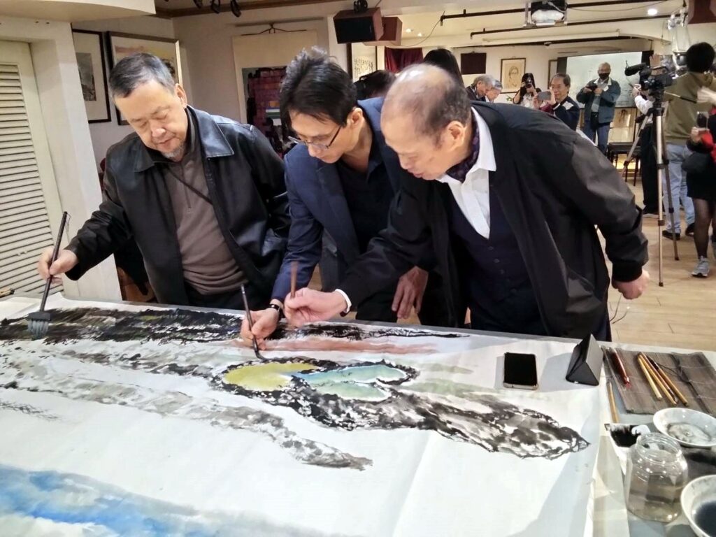 ▲多位書畫家現場揮毫創作，場面熱烈。（圖/新網新聞網 提供）