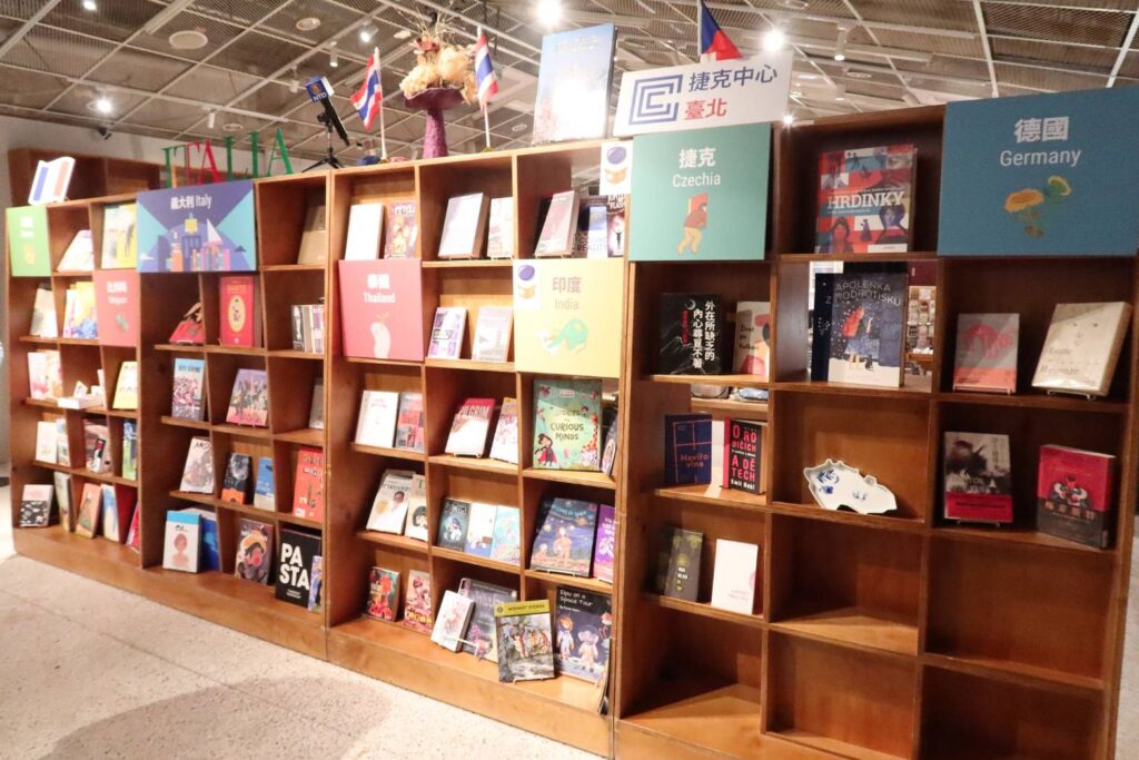▲現場擺設參展各國的出版書冊，多元繽紛，內容豐富。（記者 辛澎祥/攝）