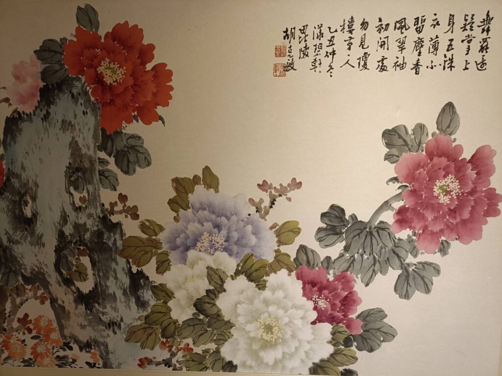▲胡克敏紀念館為了年節喜氣,特別推出胡克敏老師所繪牡丹,呈現國色天香般的富貴雅致,格外討喜。(記者 辛澎祥/攝)