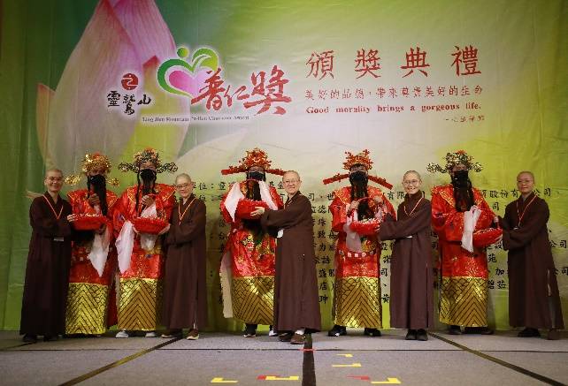 ▲小太陽扮財神、醒獅舞動氛圍,全場同享榮耀和喜悅,喜迎2025福蛇年。(圖/靈鷲山佛教教團 提供)