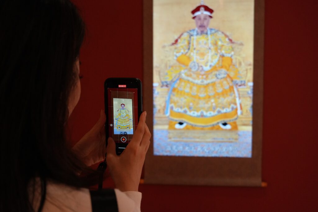 「茶與王」特展沉浸式展場能身歷其境傾聽乾隆皇帝等歷代君王親口道出他們與茶的愛恨情仇。(圖/茶博館提供)