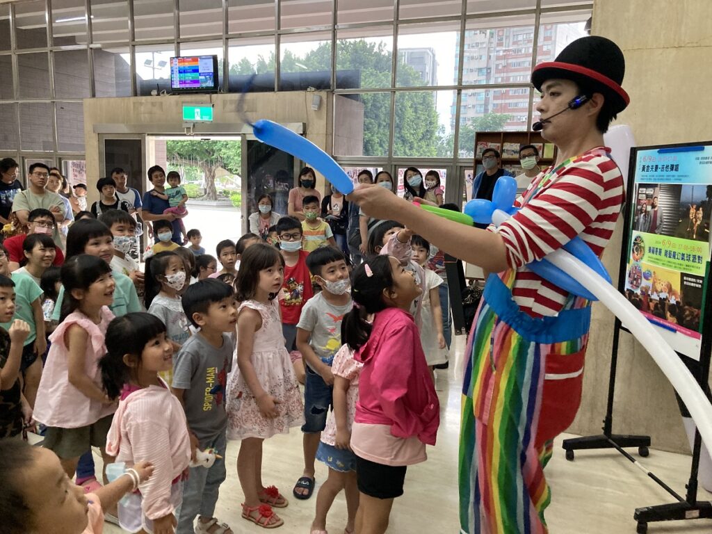 葫蘆墩文化中心在新春期間安排「氣球藝術金蛇迎新春」演出。（圖/文化局提供）