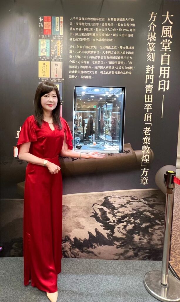 ▲照片為作者游文玫主槌2022春季拍賣會，封門青田平頂〈老棄敦煌〉方章創下台灣第二高價的自用印拍賣紀錄。（圖/游文玫提供）