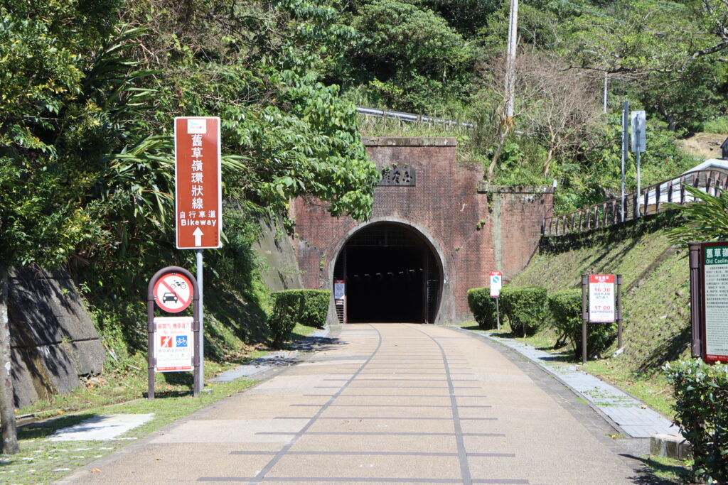 ▲在舊草嶺隧道騎著單車，感受慢活騎行的暖冬假期。（圖/新北市觀旅局 提供）