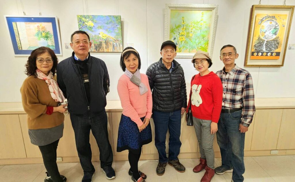 ▲王美玲（左三）首次個展，畫友們前來向她道賀，場面熱烈。（記者 辛澎祥/攝）