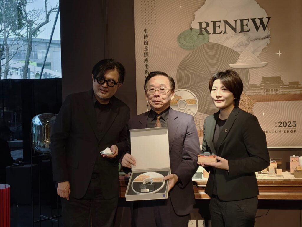 史博館館長洪世佑(中)與點睛設計總監韓世國(左)、甘溫工作室創辦人郭樂於「建材永續應用系列商品」新品發表會合影。（記者 陳安婷/攝）