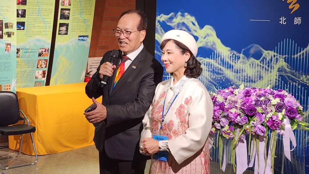 ▲北教大校友總會蔡松棋理事長(左)與副理長兼藝文主委的陳志芬老師,在這次活動中所扮演的推手角色,格外稱職且令人讚佩。(記者 辛澎祥/攝)