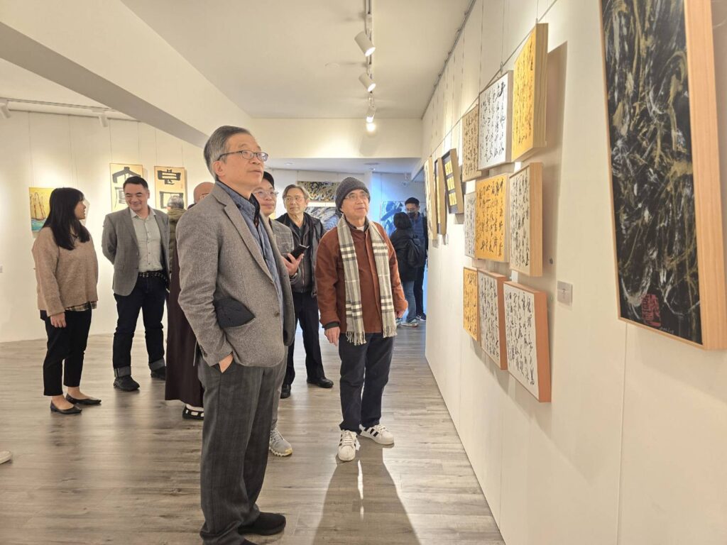 ▲廖新田教授（左）在施春茂教授的台北回顧展作品中彼此互動交流，廖新田教授對展出作品的藝術性有著正面的評價。（記者 辛澎祥/攝）