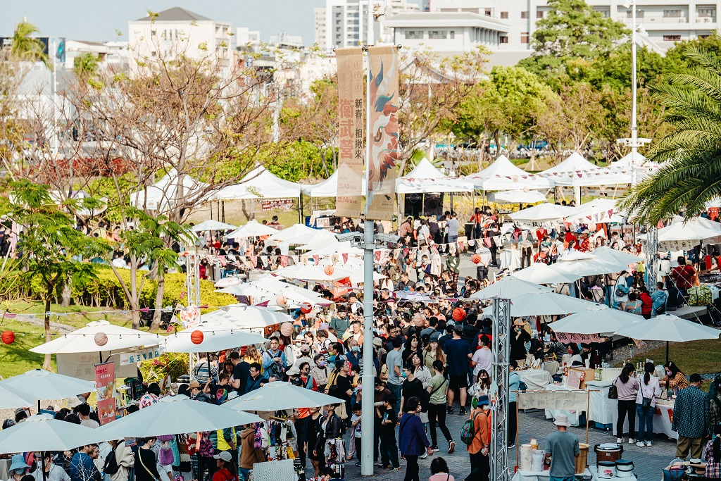 ▲新春龍賜福市集吸引人潮，此為2024年資料照。（圖/林峻永攝，衛武營國家藝術文化中心提供）