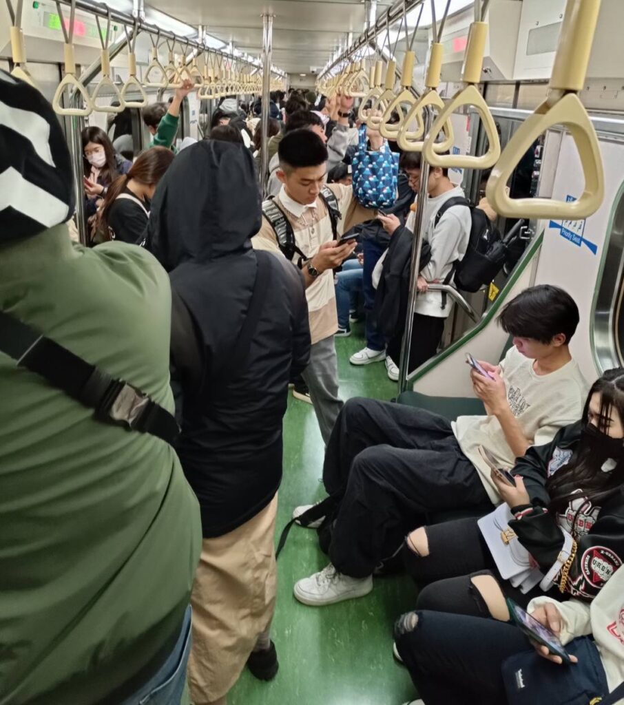 ▲臺鐵跨年疏運人潮，車廂顯得十分擁擠。（圖/臺鐵公司 提供）
