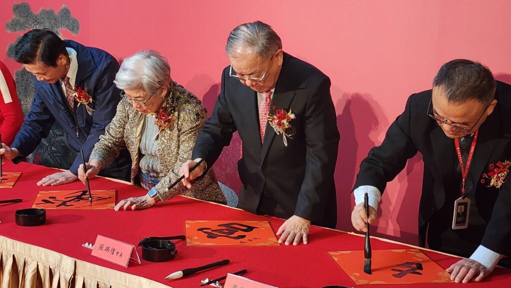 ▲新春開筆的主協辦方代表故宮院長蕭宗煌（右一）與中華書學會會長張炳煌（右二）沈穩不徐的進行開筆，左一為陳銘鏡理事長及左二為陳嘉子會長。（記者 辛澎祥/攝）