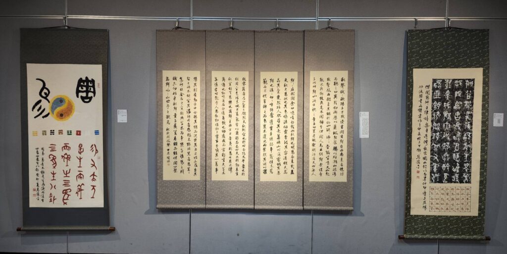 ▲傑閣書會會員聯展,作品多以連勝彥大師詩集為本,使得作品呈現心靈提昇的質感。(記者 辛澎祥/攝)