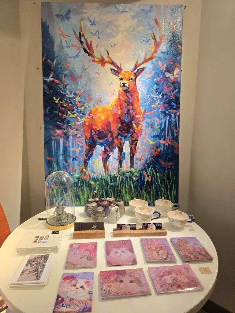 ▲展出的作品中呈現年輕藝術家在藝術表現手法上的豐沛靈動感備受關注。（記者 辛澎祥/攝）